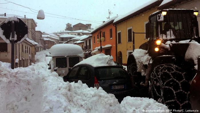 Italien Erdbeben Lawine (picture alliance/AP Photo/C. Lattanzio)