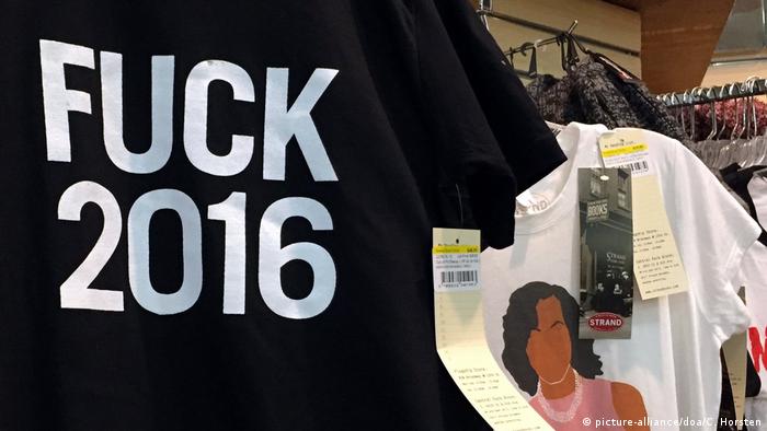 T-Shirt mit der Aufschrift Fuck 2016 (picture-alliance/doa/C. Horsten)