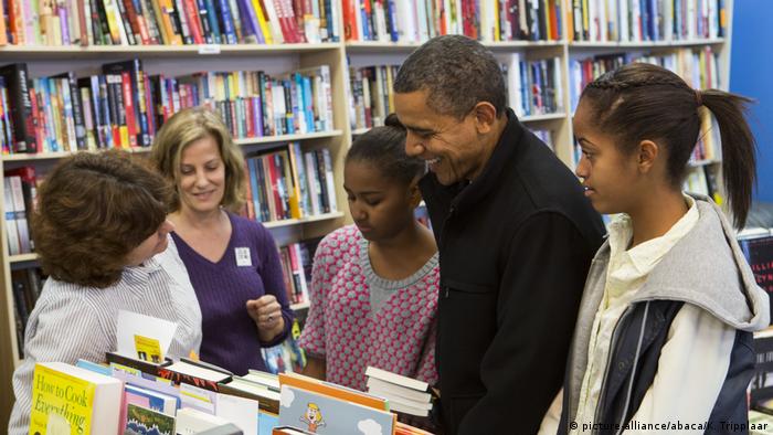 Barack Obama mit Töchtern in Buchhandlung (picture-alliance/abaca/K. Tripplaar)