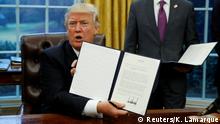 El nuevo presidente de Estados Unidos, Donald Trump, firma de la orden ejecutiva que elimina el TPP. (Reuters/K. Lamarque)
