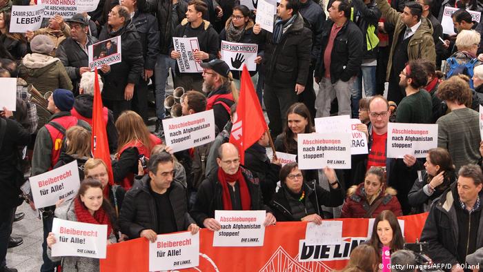 Afghanistan Deutschland Demo gegen Abschiebungen am Flughafen Frankfurt (Getty Images/AFP/D. ROland)