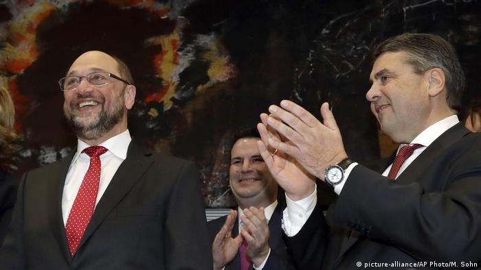 Deutschland Martin Schulz bei der SPD Bundestagfraktion (picture-alliance/AP Photo/M. Sohn)