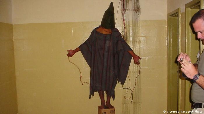 Foto de prisionero abusado en el centro de detención de Abu Ghraib, en Irak. (picture-alliance/AP Photo)