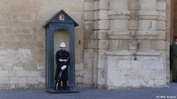 A guard stands outside the Grandmaster's Palace in Valetta (DW/B. Riegert)
