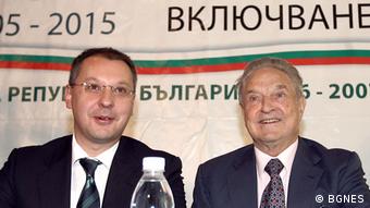 O Tζορτζ Σόρος, ιδρυτής της MKO «Οpen Society», με τον πρώην πρωθυπουργό της Βουλγαρίας Σεργκέι Στάνισεφ