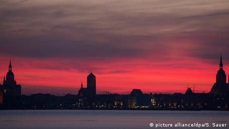 Deutschland BdT Sonnenuntergang über Stralsund (picture alliance/dpa/S. Sauer)