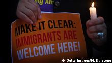 USA Menschen zeigen Solidarität mit Migranten 
