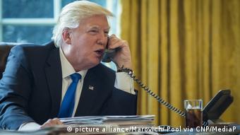 US-Präsident Donald Trump telefoniert mit Merkel und Putin (picture alliance/Marovich/ Pool via CNP/MediaP)