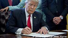 Präsident Trump unterschreibt Dekret im Oval Office Weißes Haus