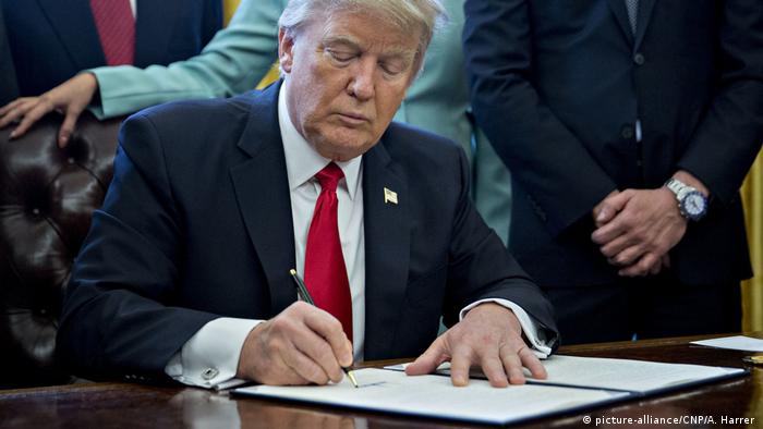 Präsident Trump unterschreibt Dekret im Oval Office Weißes Haus (picture-alliance/CNP/A. Harrer )