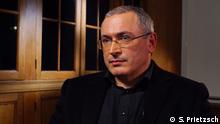 DW-Moderatorin Zhanna Nemtsova spricht mit Michail Chodorkowski