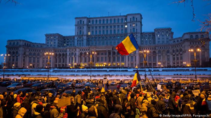 Rumänien Erneute Massenproteste in Bukarest gegen die Regierung (Getty Images/AFP/A. Pungovschi)