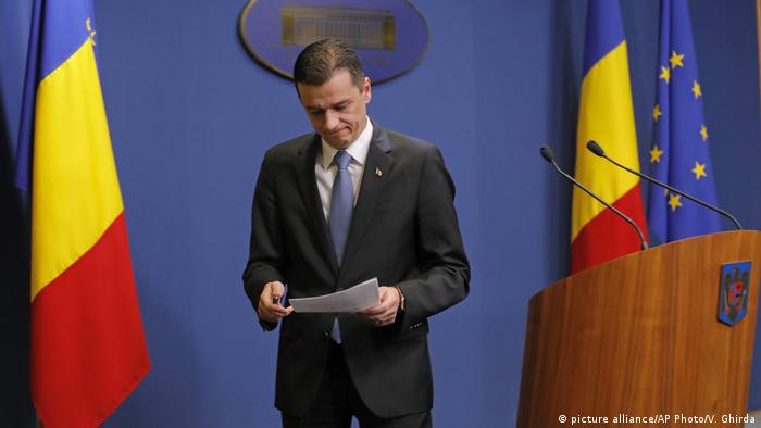 El primer ministro rumano, Sorin Grindeanu, anunció ya la víspera que el Ejecutivo retiraba la medida porque no quería dividir Rumania en dos. (picture alliance/AP Photo/V. Ghirda)