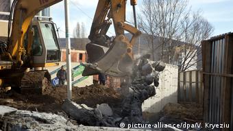 Mauer in Mitrovica wird eingerissen (picture-alliance/dpa/V. Kryeziu)
