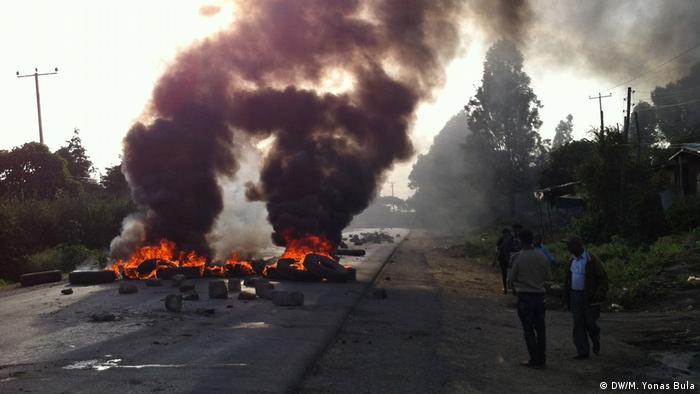 Äthiopien Proteste | Brennende Reifen in Sabata (DW/M. Yonas Bula)