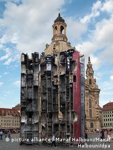 Deutschland | Aufbau der Skulptur Monument vor der Frauenkirche in Dresden (picture alliance / Manaf Halbouni/Manaf Halbouni/dpa)