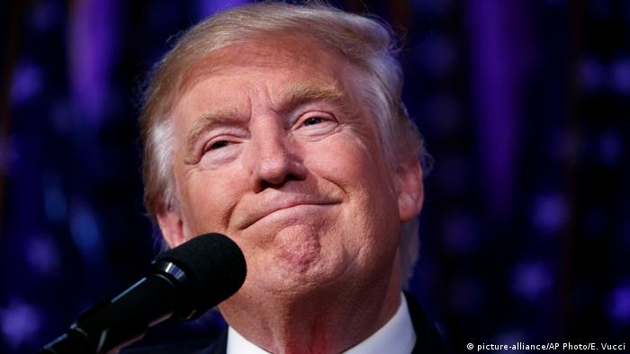 Donald Trump lächelnd (picture-alliance/AP Photo/E. Vucci)
