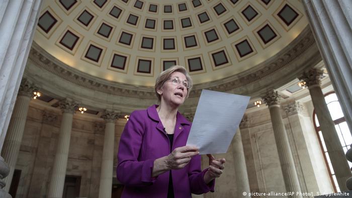 USA Senatorin Elizabeth Warren hält einer Kopie ihrer Rede in den Händen (picture-alliance/AP Photo/J. S. Applewhite)