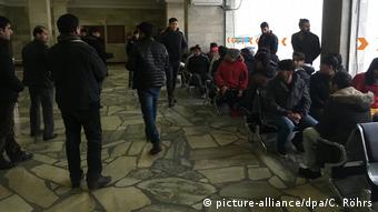 El 24 de enero de 2017, refugiados afganos expulsados de Alemania arriban al aeropuerto de Kabul.