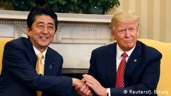 USA Besuch Shinzo Abe bei Trump in Washington (Reuters/J. Bourg)