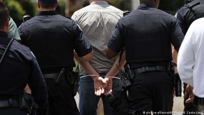 Symbolbild Festnahme USA - Immigration Police (picture-alliance/AP Photo/B. Costa-Lima)