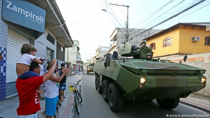 Moradores do ES aplaudem chegada de veículos do Exército durante crise de segurança de fevereiro