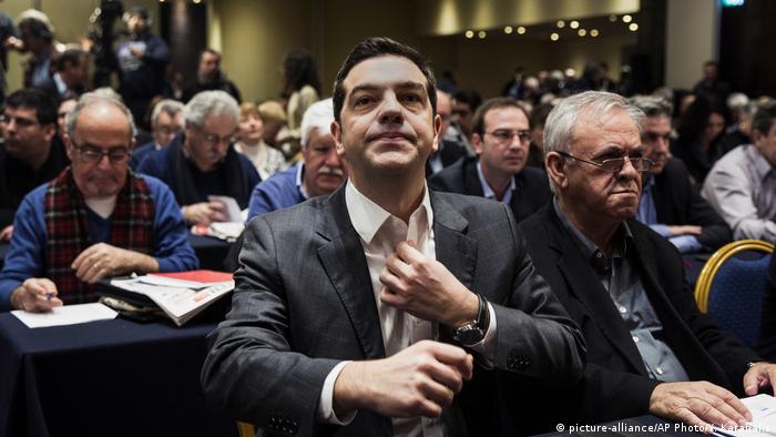 Griechenland Premierminister Alexis Tsipras berichtet Parteimitglieder ber die EU-Rettungsaktion (picture-alliance/AP Photo/Y. Karahalis)