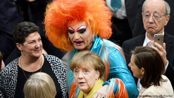 Deutschland | Wahl des Bundespräsidenten | Olivia Jones und Angela Merkel (picture-alliance/dpa/G. Fischer)