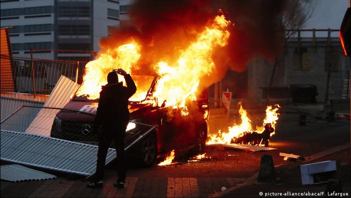 En Bobigny, un suburbio de París, los disturbios escalaron el fin de semana. (picture-alliance/abaca/F. Lafargue)