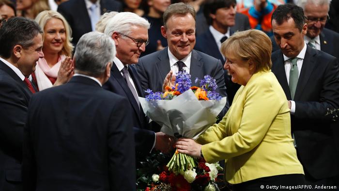 Bundespräsidendentenwahl Merkel gratuliert Frank-Walter Steinmeier (Getty Images/AFP/O. Andersen)