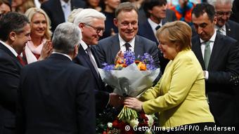 Bundespräsidendentenwahl Merkel gratuliert Frank-Walter Steinmeier (Getty Images/AFP/O. Andersen)