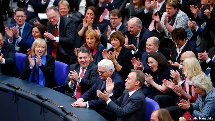 Berlin Wahl des Bundespräsidenten Steinmeier Applaus (Reuters/H. Hanschke)