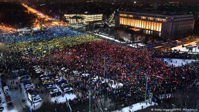 Rumänien Proteste gegen Korruption in Bukarest (Getty Images/AFP/d. Mihailescu)