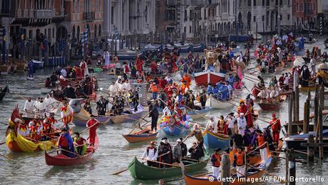 Παντού στην πόλη ο κόσμος γλεντά. Ακόμη και τα γραφικά κανάλια της Βενετίας γεμίζουν χρώμα και κίνηση, όπου εκατοντάδες μεταμφιεσμένοι παρελαύνουν όρθιοι επάνω σε γόνδολες. 