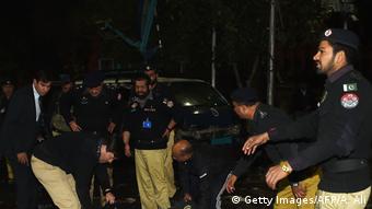 Pakistan Polizei und Rettungskräfte nach der Explosion in Lahore (Getty Images/AFP/A. Ali)