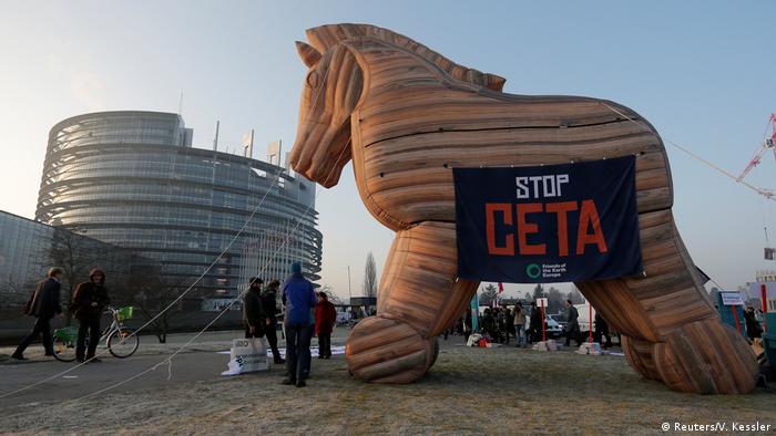 Pese a las protestas en contra, el CETA recibió luz verde. (Reuters/V. Kessler)