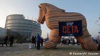 Frankreich Demo gegen CETA vor dem Europaparlament in Straßburg (Reuters/V. Kessler)