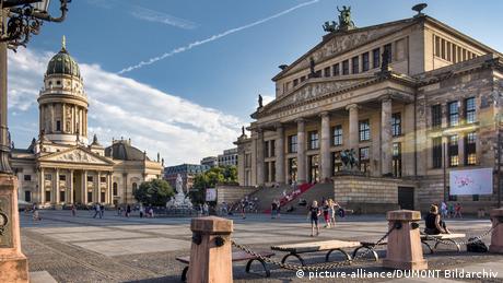 Η Gendarmenmarkt είναι ιδιαίτερα αγαπητή στους επισκέπτες της γερμανικής πρωτεύουσας. Μεταξύ Γερμανικού και Γαλλικού Καθεδρικού Ναού βρίσκεται ο συναυλιακός χώρος Konzerthaus. Η πλατεία μετατρέπεται συχνά σε σκηνικό για τις ανάγκες διεθνών κινηματογραφικών παραγωγών. Το 2004 η πλατεία «υποδύθηκε» το Λονδίνο....
