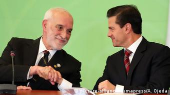 Luiz Filipe de Macedo Soares saluda al presidente Enrique Peña Nieto.