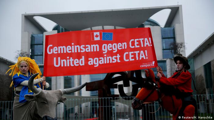 Protesta contra el acuerdo comercial CETA frente a la Cancillería alemana.