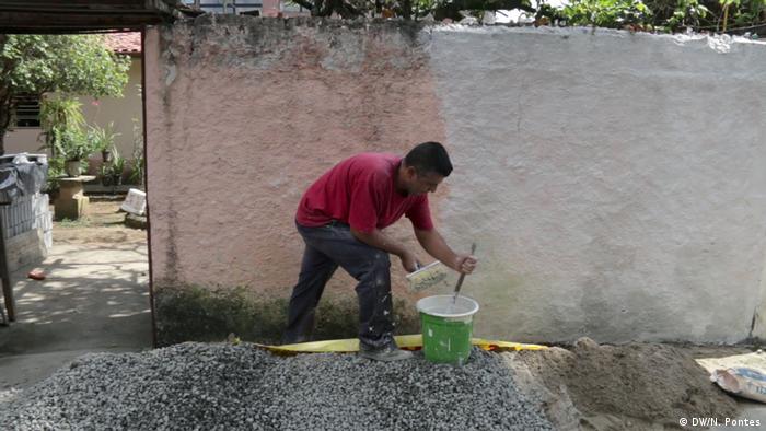 Richard, de 40 anos, pinta paredes e faz pequenos serviços de manutenção para pagar as contas