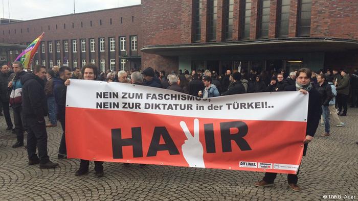 Deutschland Türkei Oberhausen Auftritt Ministerpräsident Binali Yildirim | Protest (DW/G. Acer)
