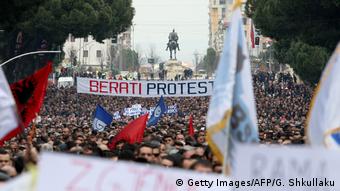 Albanien | Proteste in Tirana (Getty Images/AFP/G. Shkullaku)