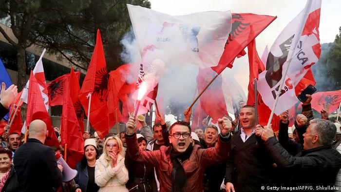 протестующие в Тиране