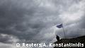 Griechenland Symbolbild Flagge & dunkler Himmel (Reuters/A. Konstantinidis)
