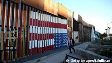 Grenze Mexiko USA Grenzzaun Mauer Zaun Menschen Symbolbild