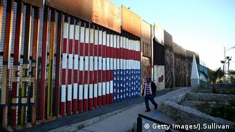 Grenze Mexiko USA Grenzzaun Mauer Zaun Menschen Symbolbild (Getty Images/J.Sullivan )