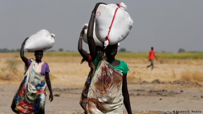 Südsudan Frauen mit Säcke in Nimini village (Reuters/S. Modola)
