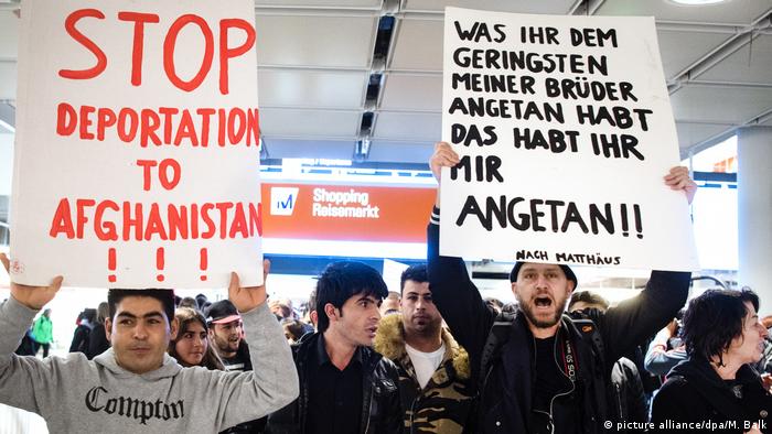 Deutschland Demonstration gegen Abschiebung von Flüchtlingen (picture alliance/dpa/M. Balk)
