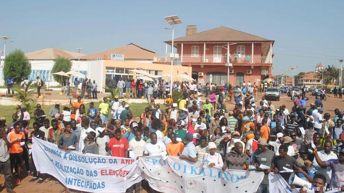 Guinea-Bissau - Proteste gegen die Regierung (DW/B. Darame)